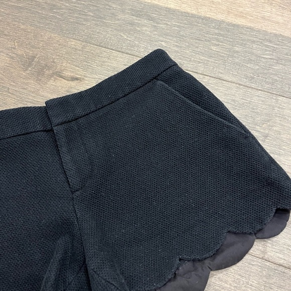 Club Monaco Low waist short with scallop hem - Picture 2 of 3